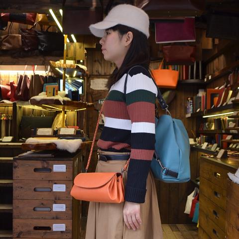 神戸元町にあるレザーバッグをオーダーメイドできる手作りレザー専門店で創ったプックリポシェット