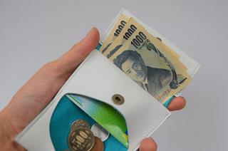 神戸元町にあるレザーバッグをオーダーメイドできる手作りレザー専門店で創った三つ折り財布
