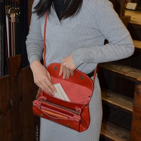神戸元町にあるレザーバッグをオーダーメイドできる手作りレザー専門店で創った三つ折り財布