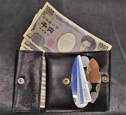 神戸元町にあるレザーバッグをオーダーメイドできる手作りレザー専門店で創った三つ折り財布