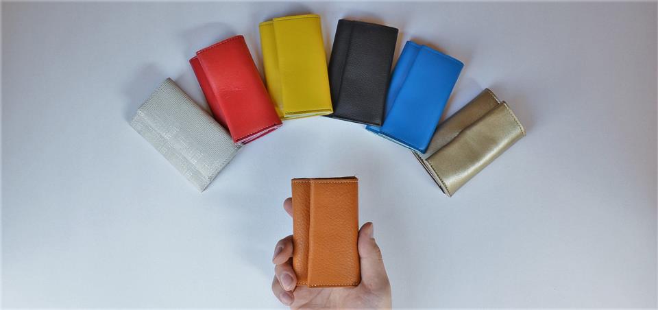 神戸元町にあるレザーバッグをオーダーメイドできる手作りレザー専門店で創った三つ折り財布
