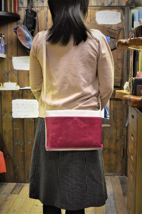 神戸元町にあるレザーバッグをオーダーできるハンドメイドのお店「創作鞄槌井」が製作したミニショルダーバッグ