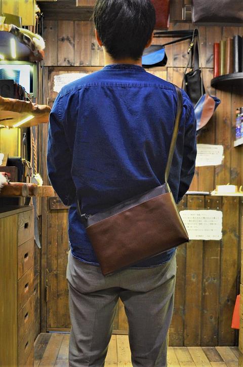 神戸元町にあるレザーバッグをオーダーできるハンドメイドのお店「創作鞄槌井」が製作したミニショルダーバッグ