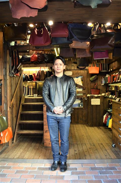 神戸元町にあるレザーバッグをオーダーメイドできる手作りレザー専門店で創ったR持ち手ミニバック