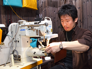 オーダメイド、手作り鞄は神戸市中央区元町の創作工房槌井に。本革、ヌメ革、スエードなどを使用しデザインから完成までの全工程を店主自ら一点一点手作業で作ったハンドメイド革製品が並ぶ。